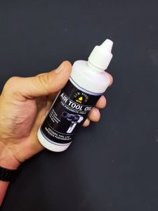 حتماً! در ادامه یک متن سئو شده برای وردپرس درباره روغن مخصوص ابزار بادی و ویژگیهای آن آوردهام که میتوانید در وبسایت خود استفاده کنید:
---
## روغن مخصوص ابزار بادی چیست و چه ویژگیهایی دارد؟
ابزارهای بادی یا پنوماتیک، به دلیل عملکرد قدرتمند، دوام بالا و مصرف انرژی پایین، در صنایع مختلف از جمله خودروسازی، نجاری، و تعمیرات مکانیکی بسیار پرکاربرد هستند. برای حفظ عملکرد بهینه این ابزارها، استفاده از روغن مخصوص ابزار بادی ضروری است.
### 🛠 روغن ابزار بادی چیست؟
روغن ابزار بادی نوعی روانکننده تخصصی است که برای نگهداری و افزایش طول عمر ابزارهای پنوماتیک طراحی شده است. این روغن با فرمولاسیون خاص، از اجزای داخلی ابزار در برابر سایش، زنگزدگی و خوردگی محافظت میکند.
### 🌟 ویژگیها و خواص روغن ابزار بادی
- **ویسکوزیته پایین**: این ویژگی باعث میشود روغن به راحتی در مسیرهای باریک ابزار جریان یابد و اجزای متحرک را به خوبی روانکاری کند.
- **افزودنیهای ضد زنگ و ضد سایش**: این ترکیبات از زنگزدگی قطعات فلزی جلوگیری کرده و عمر مفید ابزار را افزایش میدهند.
- **ضد کف بودن**: روغنهای پنوماتیک معمولاً ضد کف هستند تا از اختلال در فرآیند روانکاری جلوگیری شود.
- **سازگاری با سیستمهای پنوماتیک**: این روغنها به گونهای طراحی شدهاند که با فشار هوا و دمای بالا در سیستمهای بادی سازگار باشند.
### ✅ چرا استفاده از روغن مناسب اهمیت دارد؟
روغنکاری منظم و استفاده از روغن مناسب، نهتنها عملکرد ابزار را روانتر و بیصدا میکند، بلکه از خرابیهای زودهنگام جلوگیری کرده و هزینههای تعمیر و نگهداری را کاهش میدهد.
### 📌 نکات مهم در انتخاب روغن ابزار بادی
- از روغنهای مخصوص پنوماتیک استفاده کنید، نه روغنهای عمومی یا صنعتی.
- برندهای معتبر را انتخاب کنید تا از کیفیت و عملکرد مطلوب اطمینان حاصل شود.
- به توصیههای سازنده ابزار توجه کنید و از روغن با ویسکوزیته مناسب بهره ببرید.
---
روغن مخصوص ابزار بادی